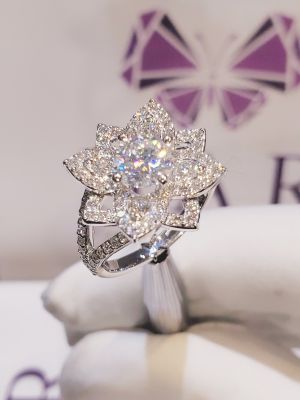 NHẪN HOA NHỌN VIÊN CHỦ MOISSANITE 