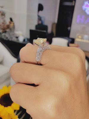 NHẪN MOISSANITE RADIANT VÀNG 7x9MM TẤM VIỀN ĐAI