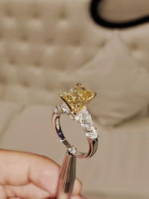 NHẪN MOISSANITE RADIANT VÀNG 7x9MM