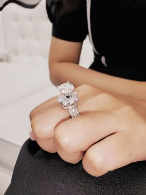 NHẪN MOISSANITE HOA CHẤU CAO VIÊN CHỦ 8.1LI