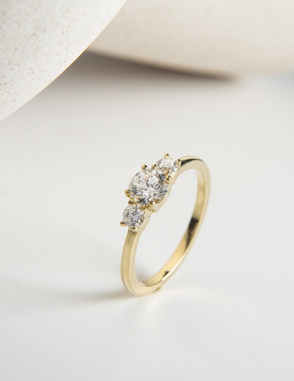 three stone round truyen thong