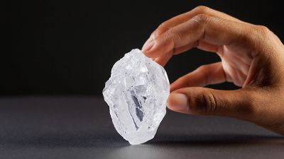 CÓ NÊN CHỌN KIM CƯƠNG TỔNG HỢP/NHÂN TẠO/NUÔI CẤY TRONG PHÒNG THÍ NGHIỆM